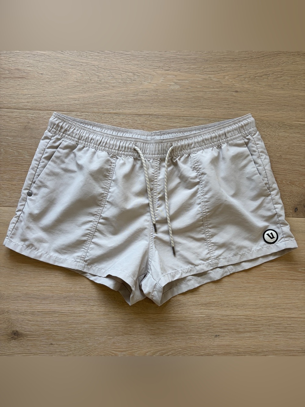 Vuori Women’s Sunwashed Shorts 2.5” Beige Drawstring Quick Dry Size Large L*O27 - Picture 3 of 6